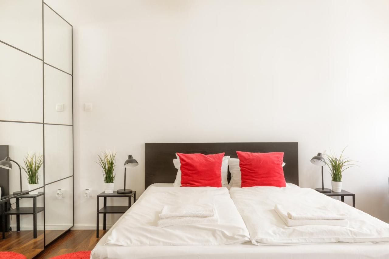 Ferienwohnung Red Dot Two - New Unit In The Heart Of Party Town Budapest Exterior foto
